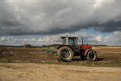 Gmina Szemud, okolice Kielna. Traktor w polu.. 04.04.2020...
