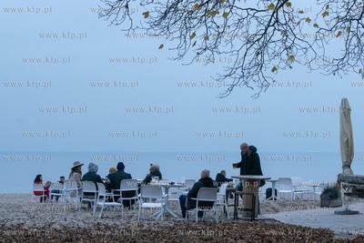 Sopot. Tlumy ludzi spacerują po plaży. 14.11.2020...