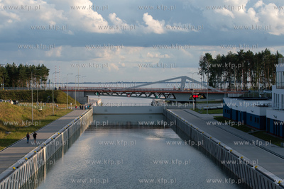 Kanał przez Mierzeję Wiślaną – łączący drogą...