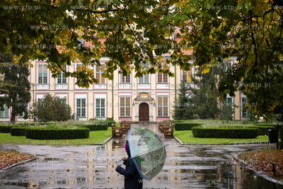 Gdańsk.  Jesienny Park Oliwski. Nz. Pałac Opatów....