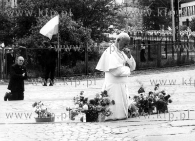 Papiez Jan Pawel II modli sie pod Pomnikiem Poleglych...