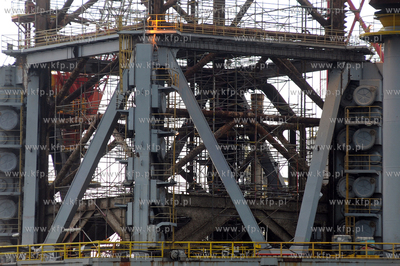 Samopodnosna platforma wiertnicza ENSCO100 przechodzi...