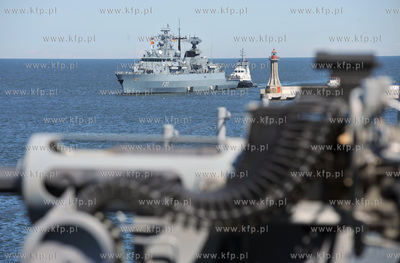 Okrety 12 panstw uczestniczacych w miedzynarodowych...