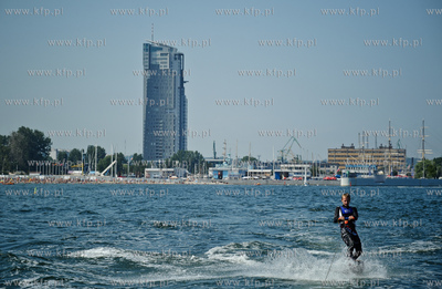 Gdynia. Przejazdzka na weakbordzie. W oddali Sea Towers....