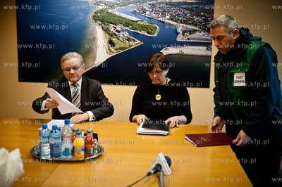 Gdansk. Protest pracownikow Portowej Strazy Pozarnej...