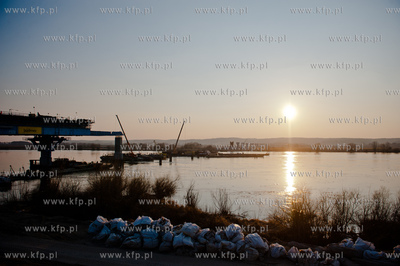 Kwidzyn. Budowa mostu na rzece Wisle. 
07.03.2012...