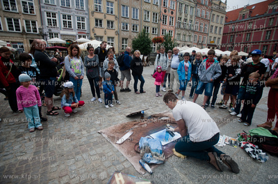 Gdansk. Dlugi Targ. Pelne turystow ulice starego miasta....