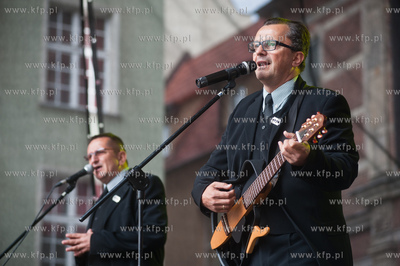 Gdansk. Scena na Dlugim Targu. Wystep kabaretu OT.TO...