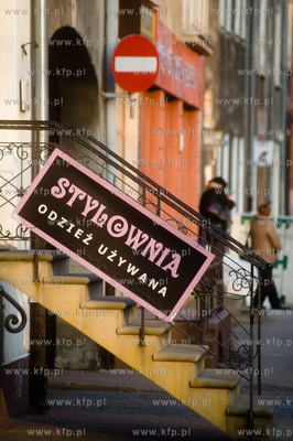 Gdansk. Ul. Swientojanska. Szyld reklamujacy sklep...