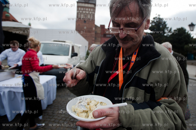 Gdansk. Targ Weglowy. Wielki Festyn Rodzinny, swietujacy...