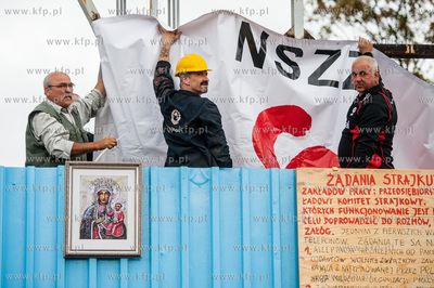 Gdansk. Zwiazkowcy wieszaja tranparent NSZZ Solidarnosc...