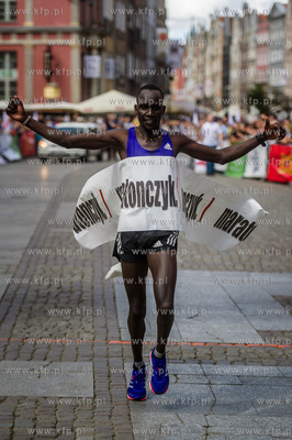 Gdańsk. XXII Energa Maraton Solidarności. Nz zwycięzca...