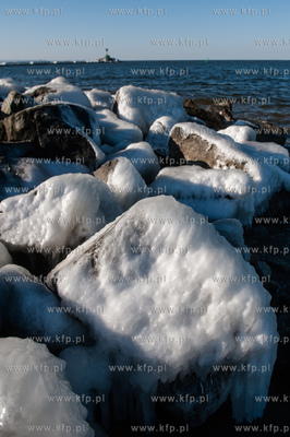 Gdańsk. Słoneczna, jednak mroźna pogoda na plaży...