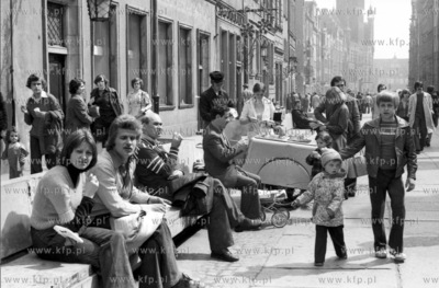 Przed laty spacerowicze na ul. Dlugiej w Gdansku mogli...