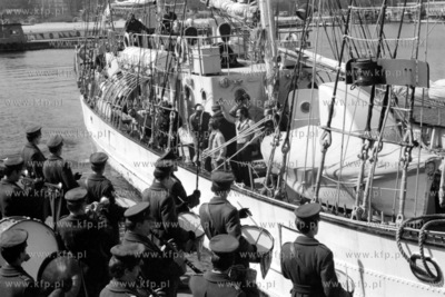 Powitanie w basenie żeglarskim w Gdyni  powracającego...