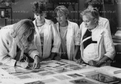 Instruktor Marzena Karnowska zapoznaje uczennice przyzakladowej...