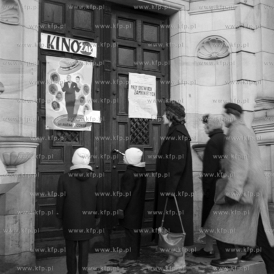 Przed wejściem do kina Żak w Gdańsku.
1957
0001849z
Fot....