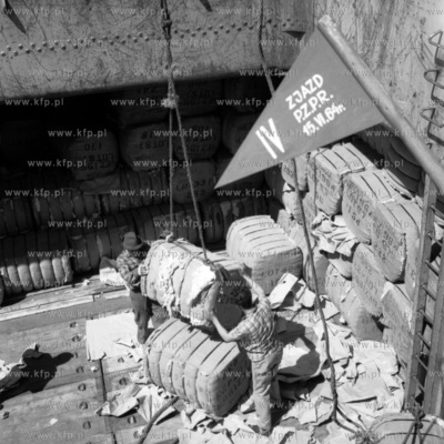 Wyładunek towarów w porcie gdańskim. (Lata 60).
1964
0000180z
Fot....