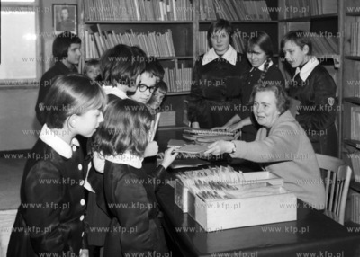 W bibliotece szkoły podstawowej im. Curie- Skłodowskiej...
