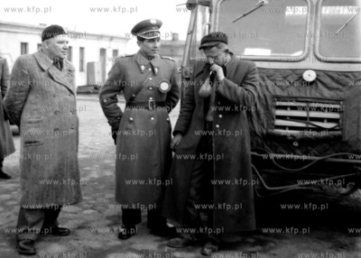 Patrol milicji dokonuje kontroli trzezwości u kierowcy....