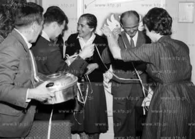 Wręczanie prodiżu i termosu jako nagordę.(lata60)
1964...
