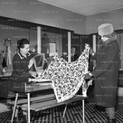 Sprzedawca prezentuje haftowaną chustę.
(lata60)
1962
Fot....