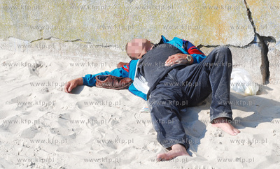 Zmeczony mieszkaniec Gdyni odpoczywajacy na plazy miejskiej.

14.09.2006

Fot....