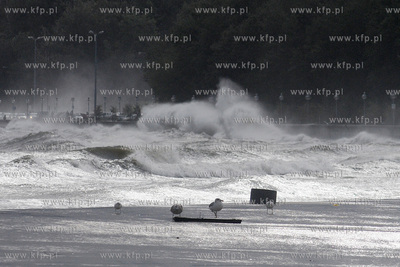 Gdynia. Sztorm na Zatoce Gdanskiej spowodowany przez...