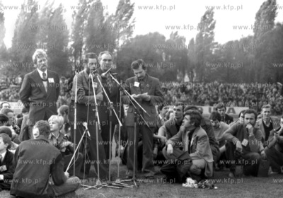 Delegacja Solidarnosci na stadionie klubu Hutnik na...