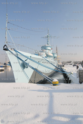 Zima w Gdynskim porcie i okolicy. Nz. Okret muzeum...