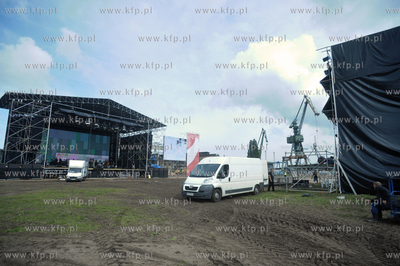 Budowa sceny glownej na ktorej w rocznice 30-lecia...