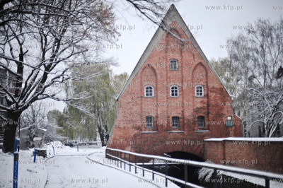 Pierwszy powazny snieg na ulicach Gdanska. Nz. Mlyn...