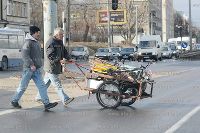 Gdynia. Zlomiarzez pelnym zlomu wozkiem  przechodza...
