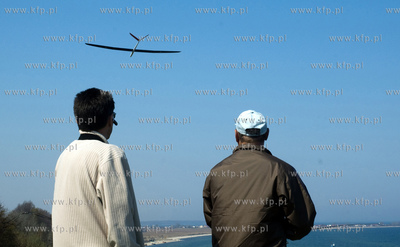 Trojmiejscy mlosnicy szybowcow  sterowanych radiem...