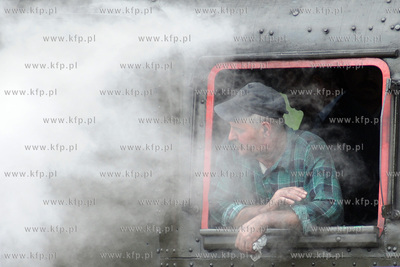 Pociag "Heweliusz", prowadzony przez parowoz z wolsztynskiej...