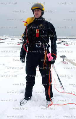 Gdynia, Marina. Zajecia z autoratownictwa na lodzie...