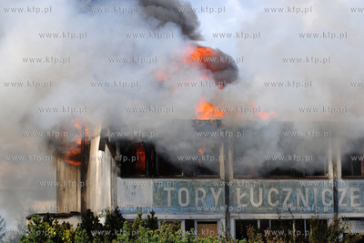 Pozar pustostanu na ulicy Hallera w Gdansku. Pozar...