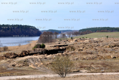 Koscierzyna. Nielegalne wyrobisko piachu i dzikie wysypisko...