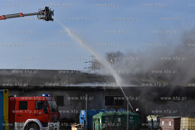 Pozar malarni firmy Indusco przy ul. Hutniczej w Gdyni,...