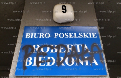 Gdynia. ul. Msciowja. Wandale zaatakowali biuro poselskie...