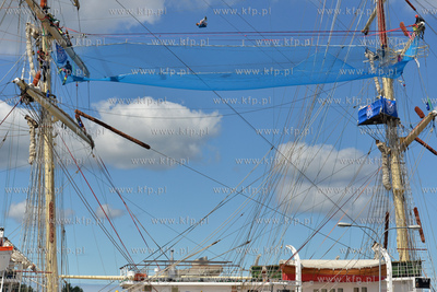 25 metrow nad pokladem Daru Mlodziezy zacumowanym przy...