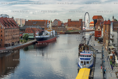Gdansk. Widok z hotelu Hilton na Motlawe. Po lewej...