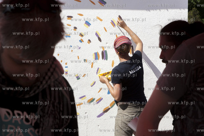 Na elewacji garazu przy deptaku na  ul. Wita Stwosza...