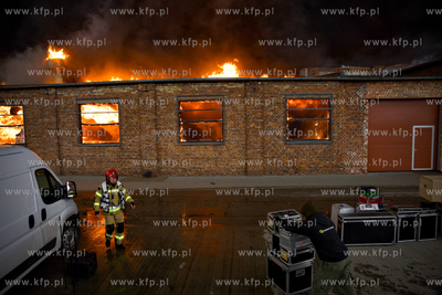 Pożar hali dawnych Zakładów Naprawczych Taboru Kolejowego...