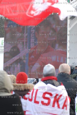 Gdynianie kibicuja przed ustawionym na Placu Grunwaldzkim...