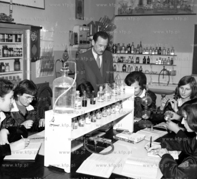 Zajecia w szkolnej pracowni chemicznej. 0001885z 1962...