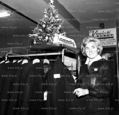 Przedswiateczne zakupy w sklepie z odzieza. (0000456z)...