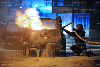 Gdansk. Pozar samochodu na Targu Rybnym na Glownym...
