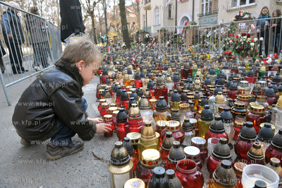 Sopot. Ul. Armii Krajowej 55. Ludzie skladaja kwiaty...