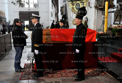 Gdansk. Bazylika Mariacka. Warta honorowa przy trumnie...